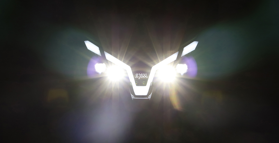 深V位置燈與四晶透鏡雙大燈，全車LED燈具.jpg
